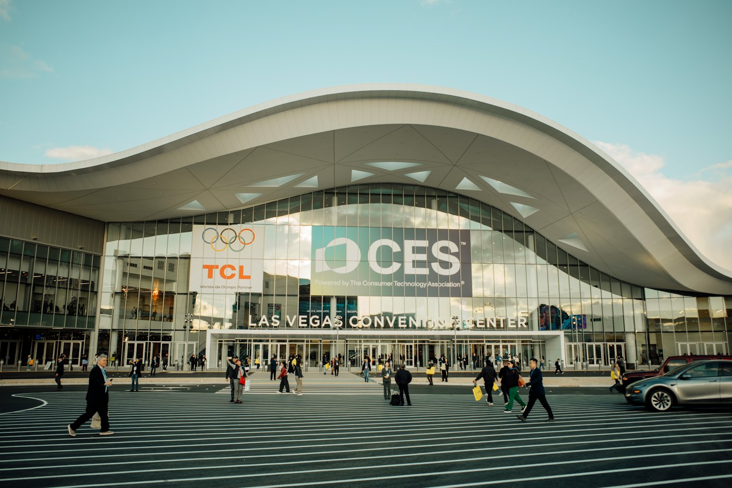 Gente camina hacia la entrada del moderno centro de convenciones de Las Vegas.